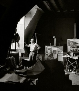 Herbert List. Pablo Picasso nel suo studio. Francia, Parigi, 7 Rue des Grands Augustins, 1948. © Herbert List/Magnum Photos