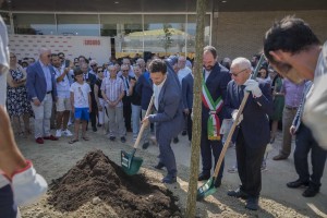 Piantumazione Quercia con Assessre Regione Veneto Corazzari Sindaco Bortolato e Cesare Bovolato 1