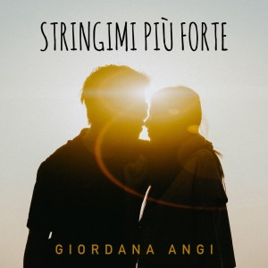 Giordana Angi_cover singolo 'Stringimi più forte'