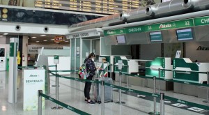 Passeggeri al check in del''Alitalia