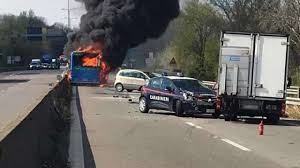 Bus dirottato e incendiato a San Donato