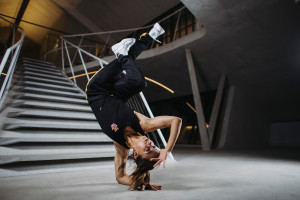 01.-RED-BULL-BC-ONE-E-BATTLE_B-girl-Jilou