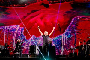 “ROGER WATERS: US + THEM” 
