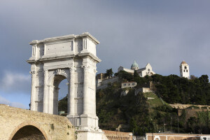 Arco di Traiano con Duomo sullo sfondo